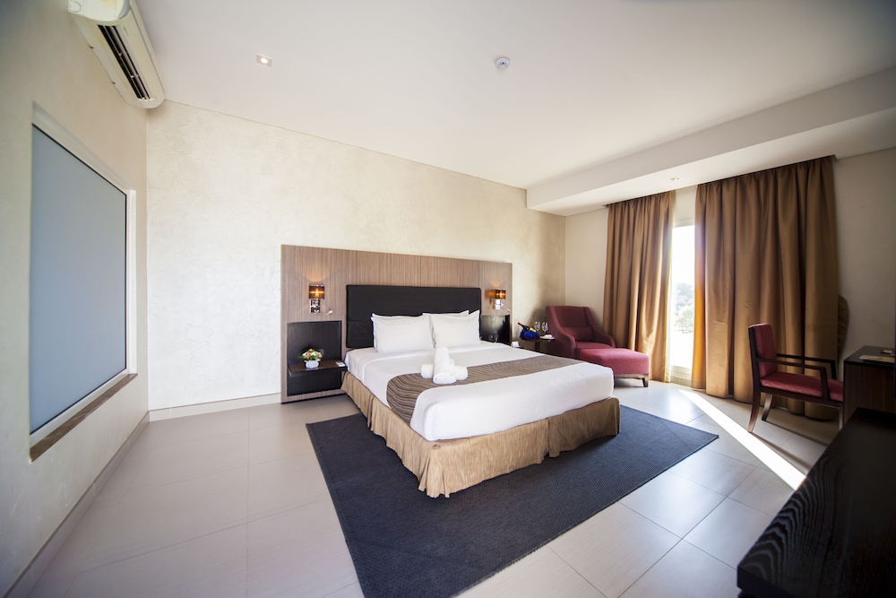 Superior Room, 1 Queen Bed, Smoking, Pool View photo 3