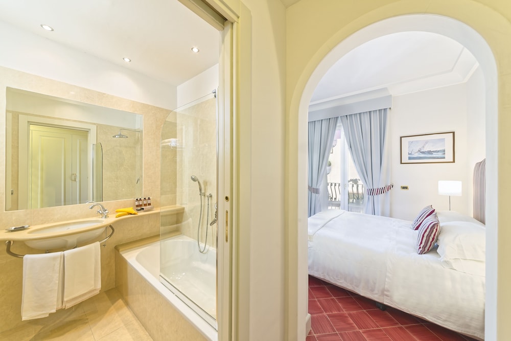 Junior Suite (Vesuvio) (Prestige Room) (3 people) photo 3
