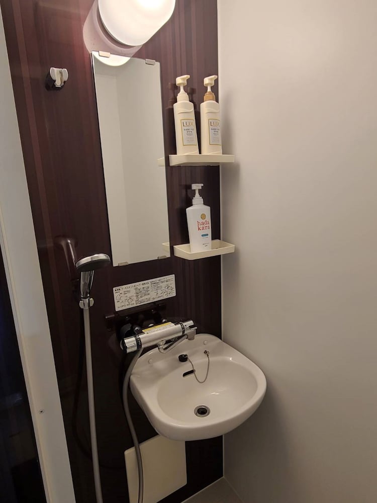 Basic Twin Room, 1 Bedroom, Non Smoking - Photo 4