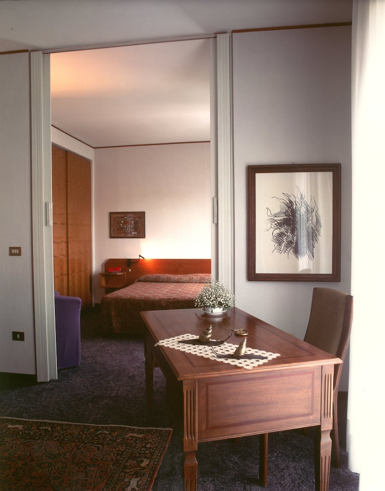 Suite, 1 Queen Bed, Non Smoking photo 2