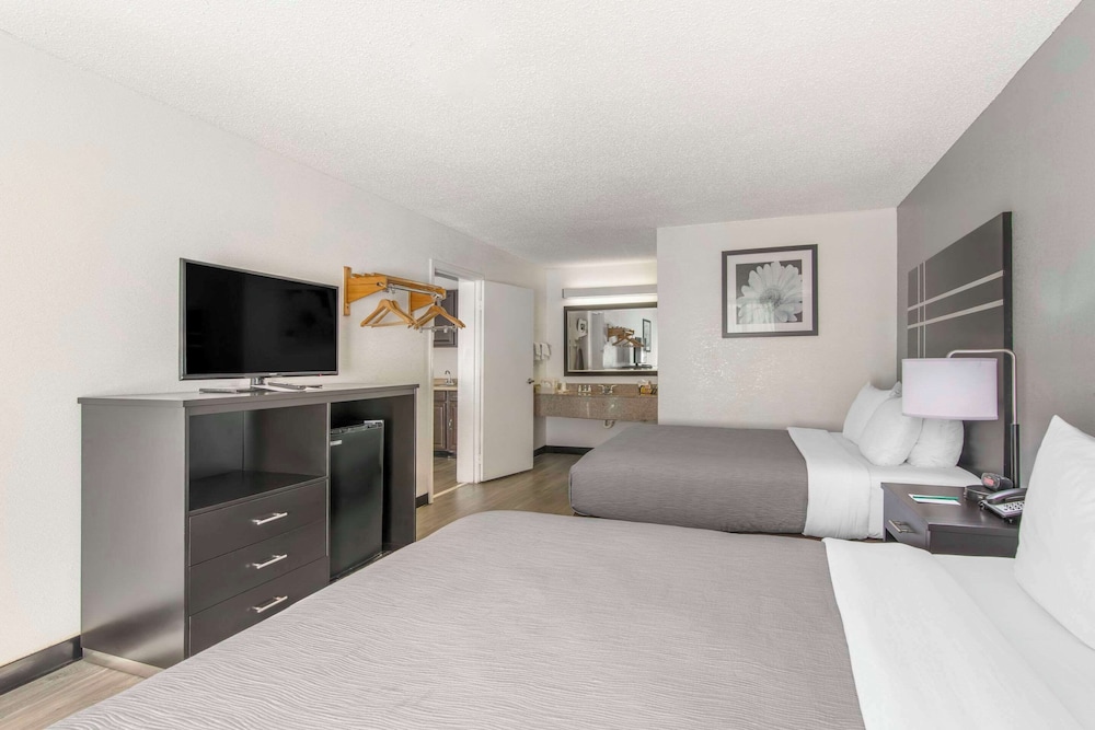 Suite, Multiple Beds, Non Smoking thumbnail 6