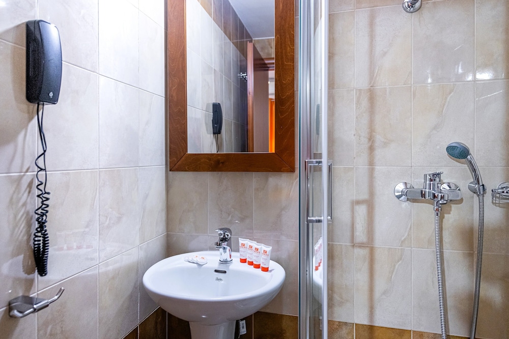 Double or Twin Room - Photo 9