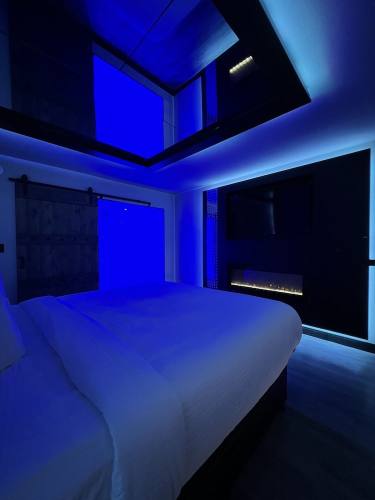 White Deluxe King Bed With Mirror Ceiling photo 3