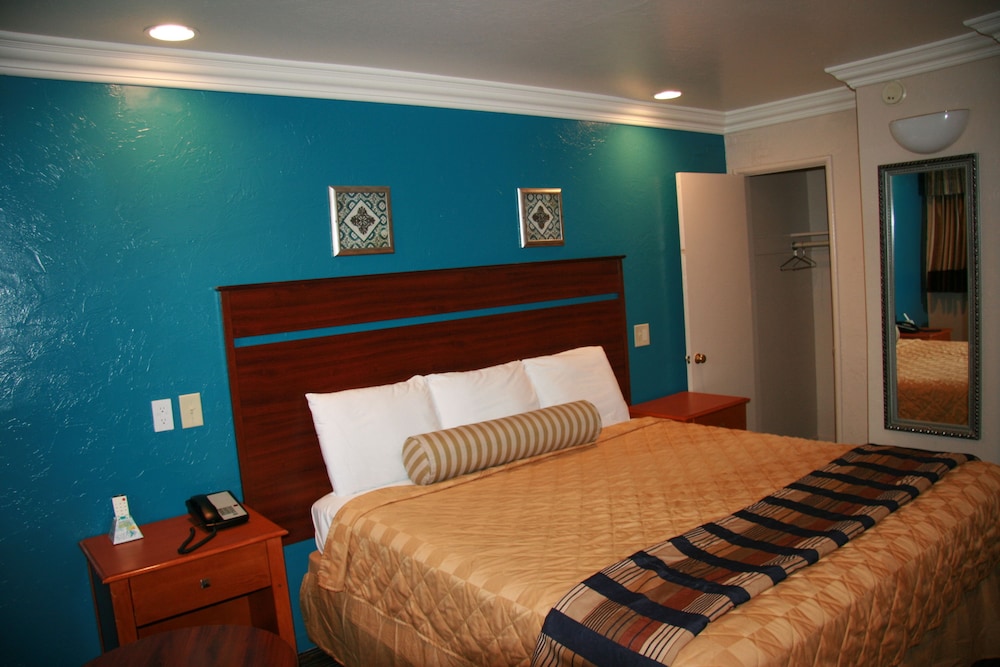 Standard Room, 1 Queen Bed, Smoking photo 1