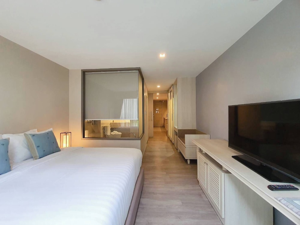 Suite, Pool View - Photo 1