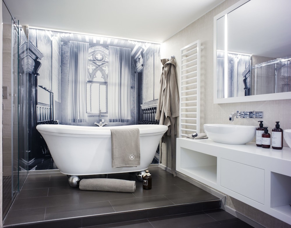 Suite (free standing tub) - Photo 7