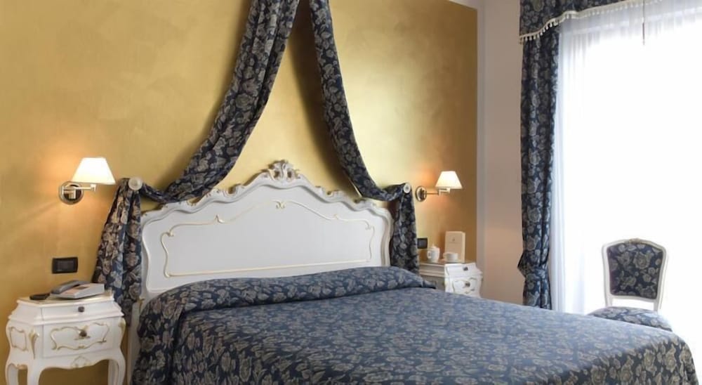 Superior Double or Twin Room, Lake View photo 1
