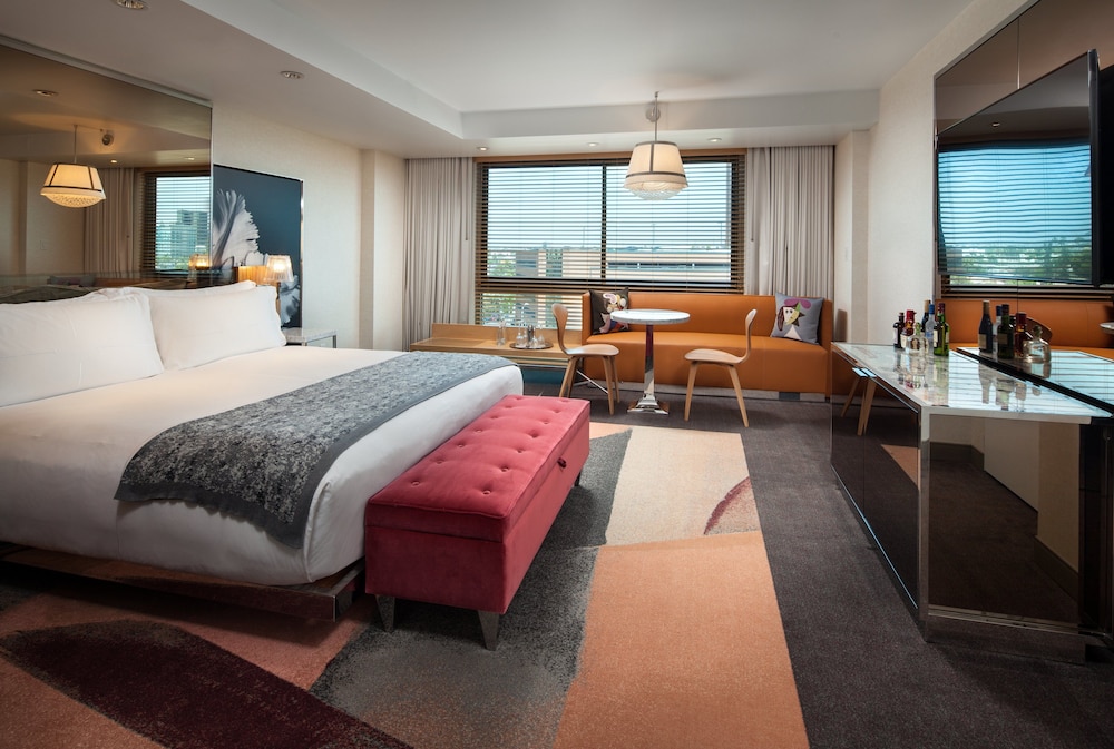 Suite, 1 King Bed with Sofa bed (Mobility/Hearing Access, Roll-In Shwr)