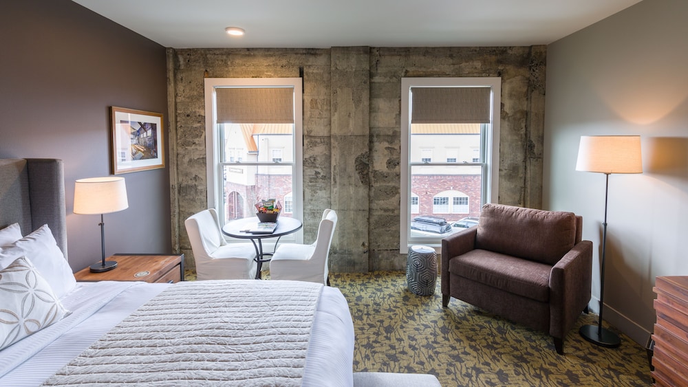Deluxe Room, Multiple Beds, Refrigerator, City View, photo 6