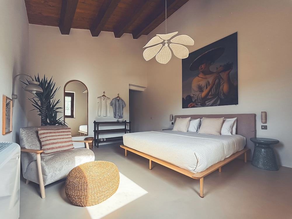 Deluxe Double Room, 1 King Bed, Air conditioning photo 1