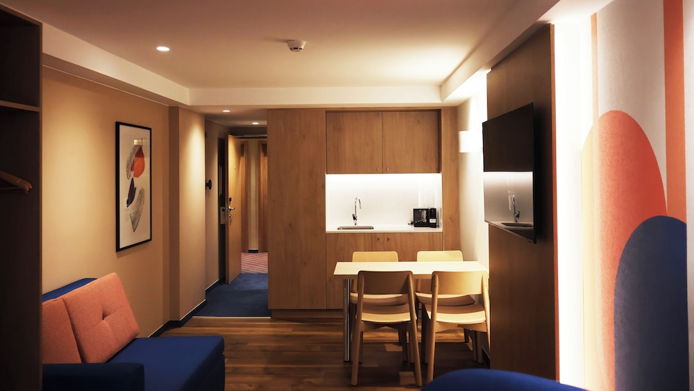 Suite - Photo 2