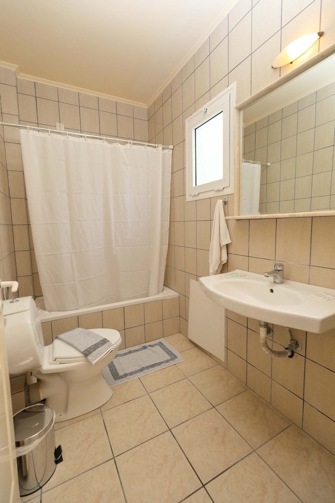 Family Room, 2 Bedrooms - Photo 4