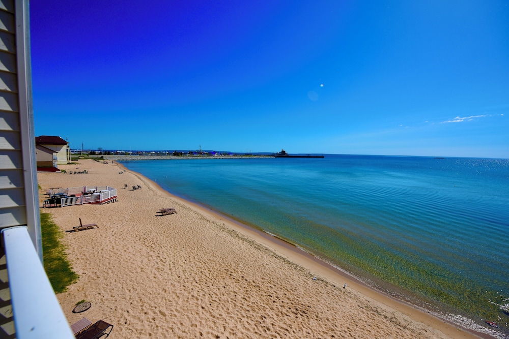 Deluxe Room, 2 Queen Beds, Balcony, Beachside - Photo 6