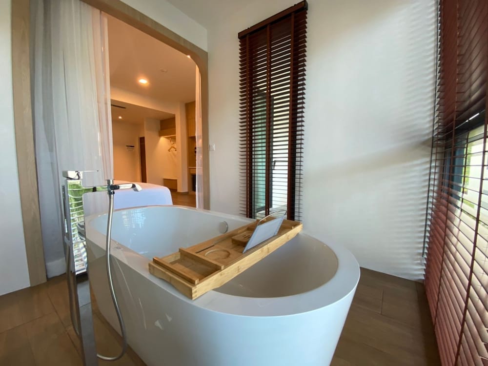 Premier Room, Bathtub - Photo 1
