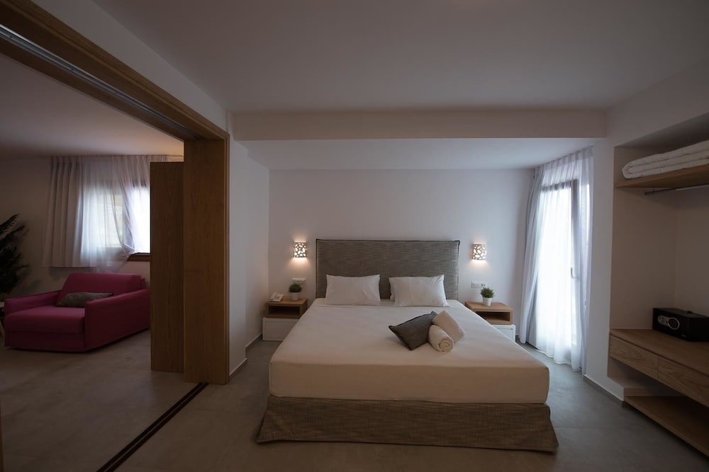 Family suite with side sea view photo 3