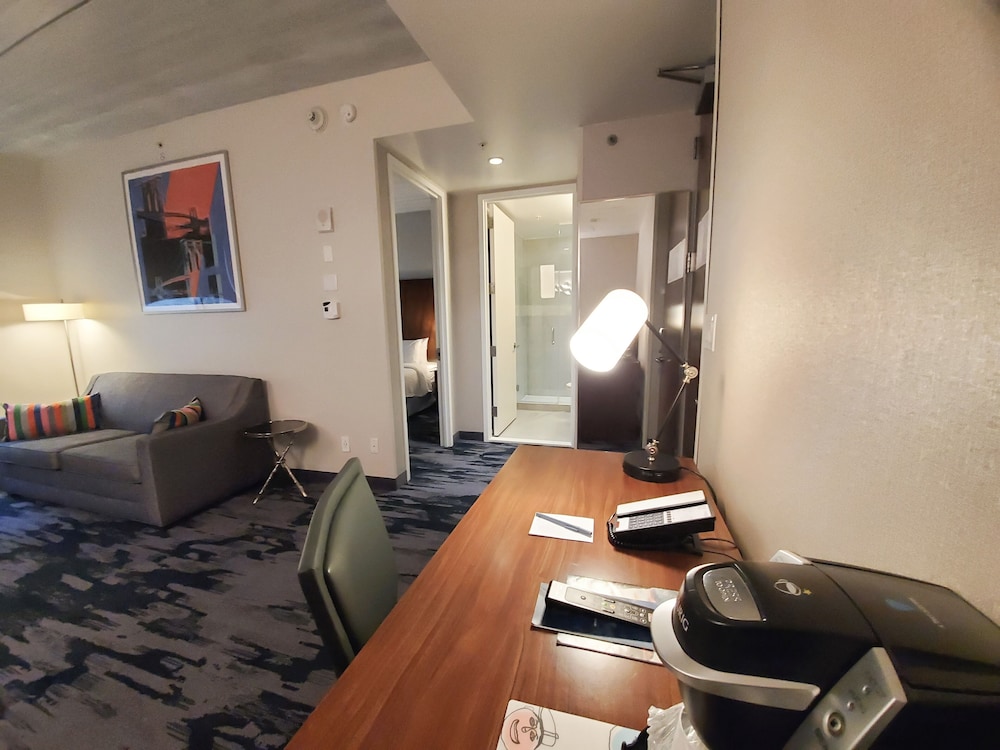 Suite, 1 King Bed - Photo 3