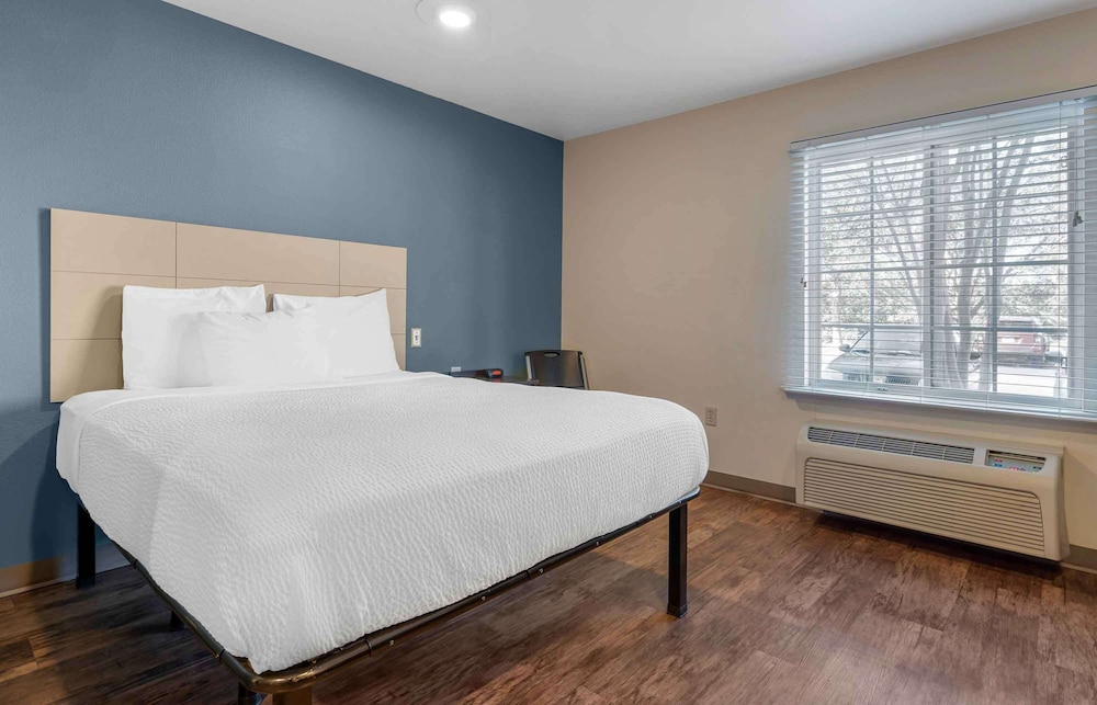 Standard Studio, 1 Queen Bed, Non Smoking, Refrigerator & Microwave photo 1