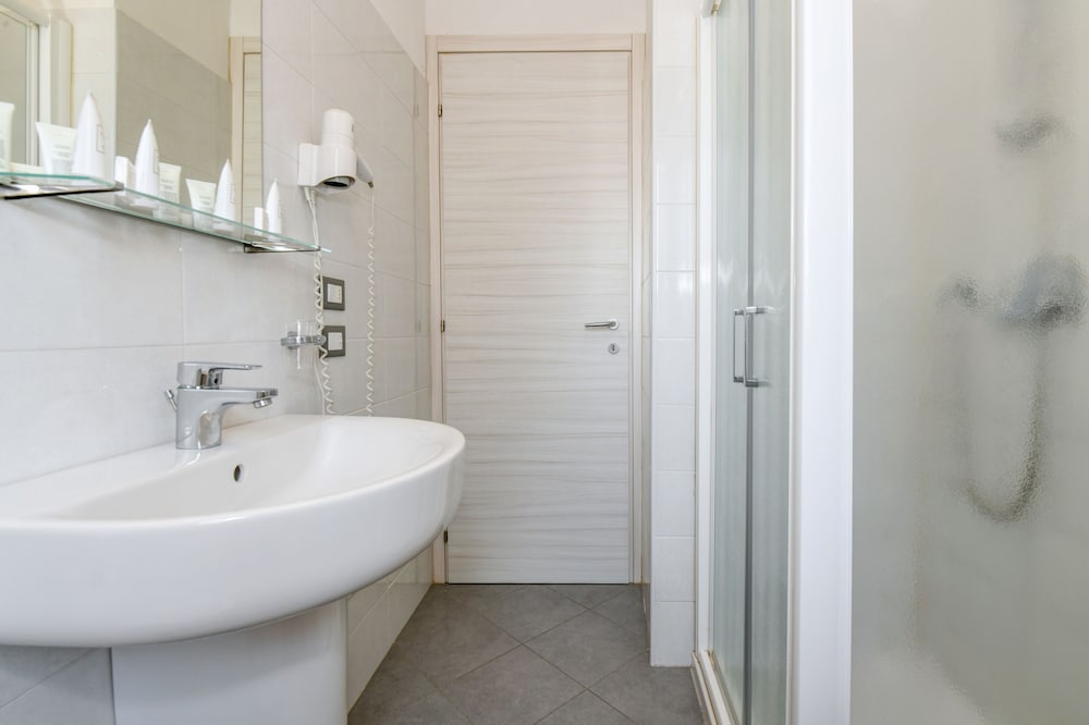 Double or Twin Room - Photo 9