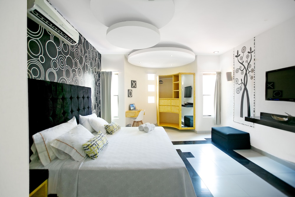 Suite - Photo 11