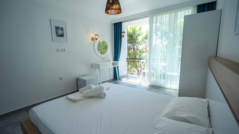 Classic Room, 1 King Bed, Балкон, Частичный вид на море
