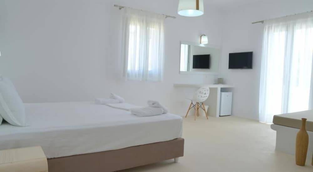 Deluxe Triple Room, Partial Sea View photo 3