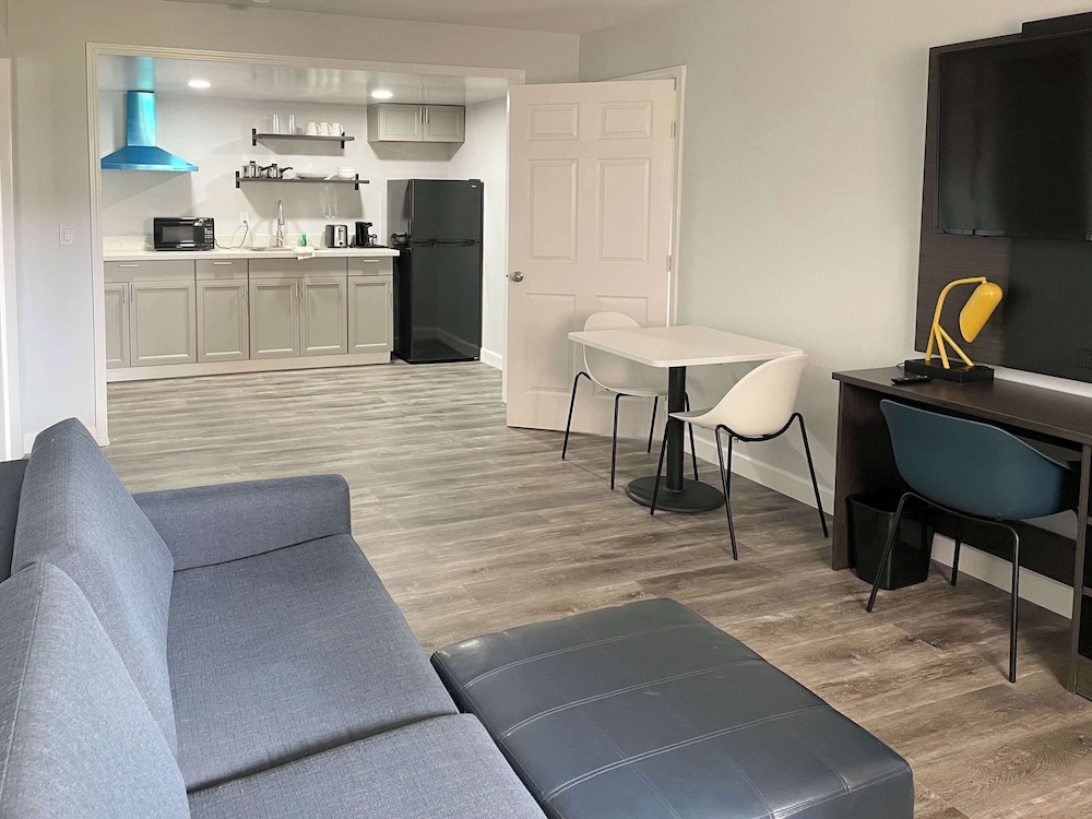 Standard Suite, Multiple Beds, Non Smoking, Kitchen photo 1