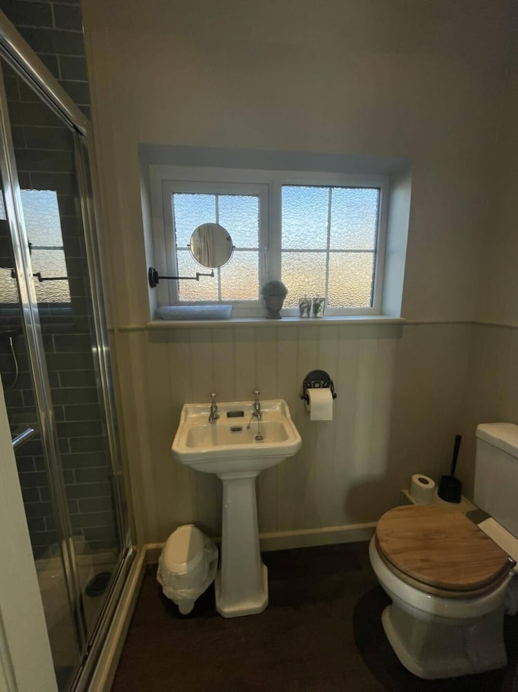 Basic Double Room, Ensuite photo 2
