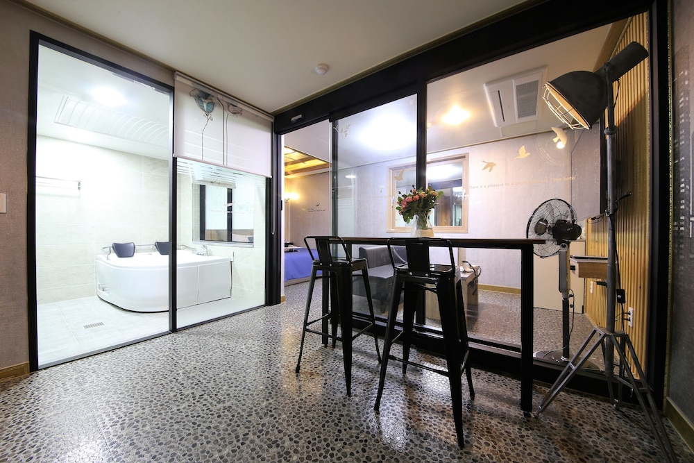 Deluxe Vintage Room