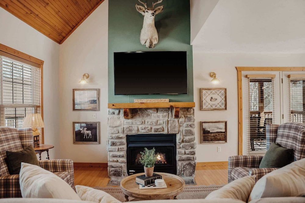 Cabin, 1 King Bed with Sofa bed, Fireplace, Garden View (Cozy Pines Cabin ) photo 1