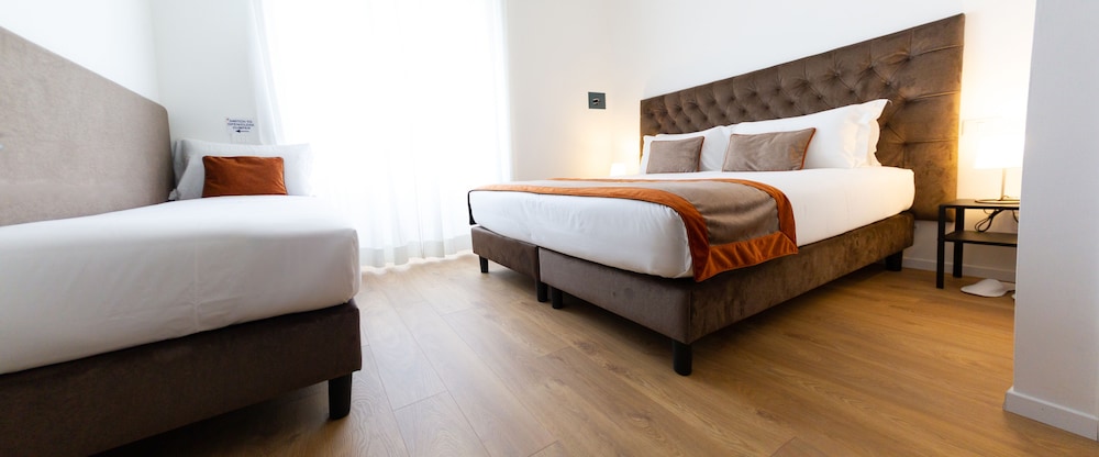 Deluxe Double or Twin Room, Balcony photo 1