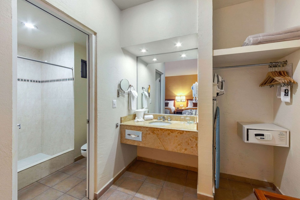 Suite, 2 Double Beds, Non Smoking - Photo 19