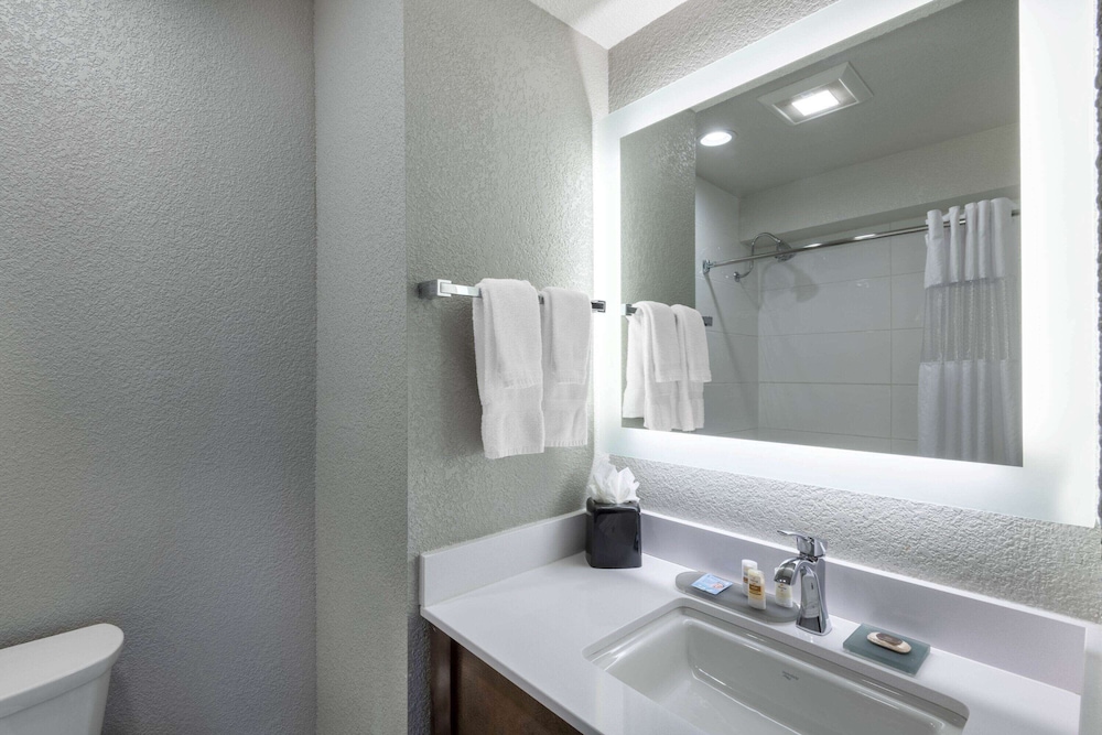 Deluxe Room, 1 King Bed, Non Smoking (Deluxe Executive Room) - Photo 4