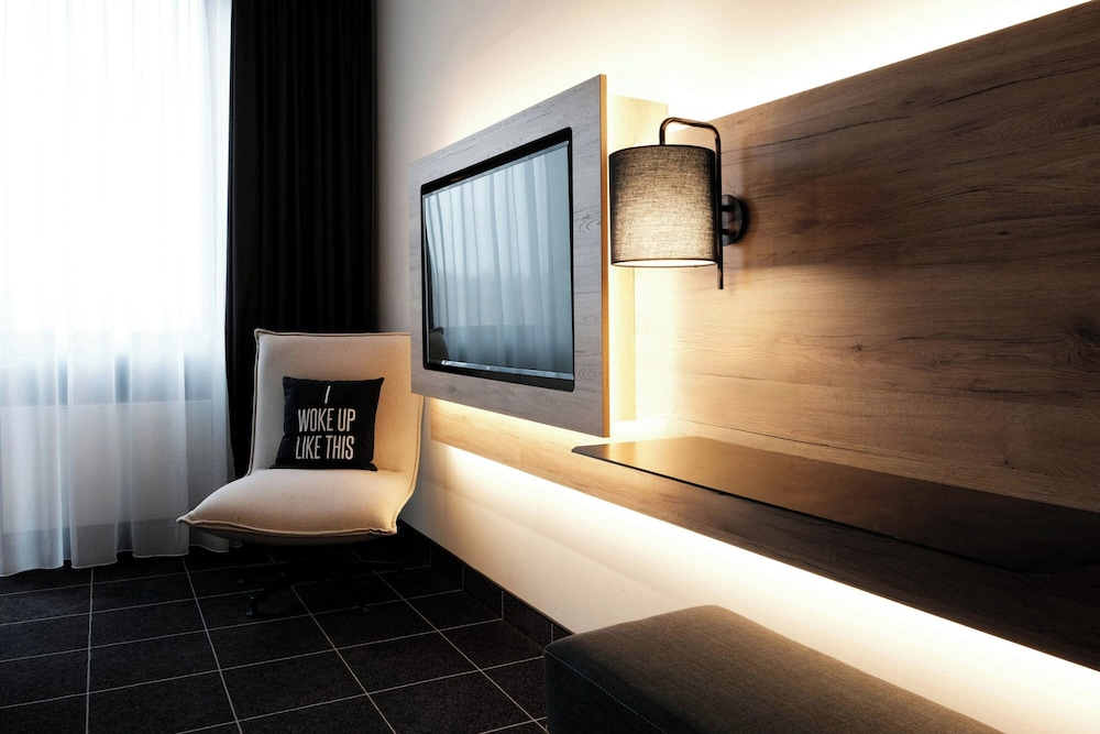 Standard Room, 1 Queen Bed - Photo 11