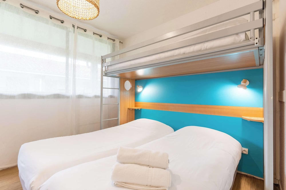 Standard Room, 3 Twin Beds - Photo 19