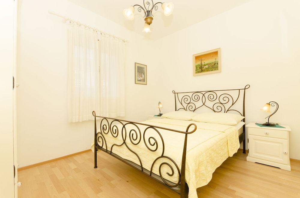 Apartment (A2)