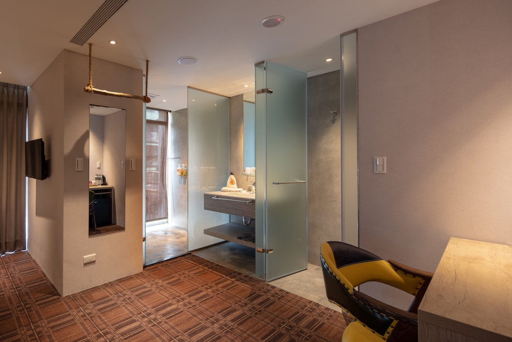 Deluxe Triple Room, Bathtub, Tower photo 2