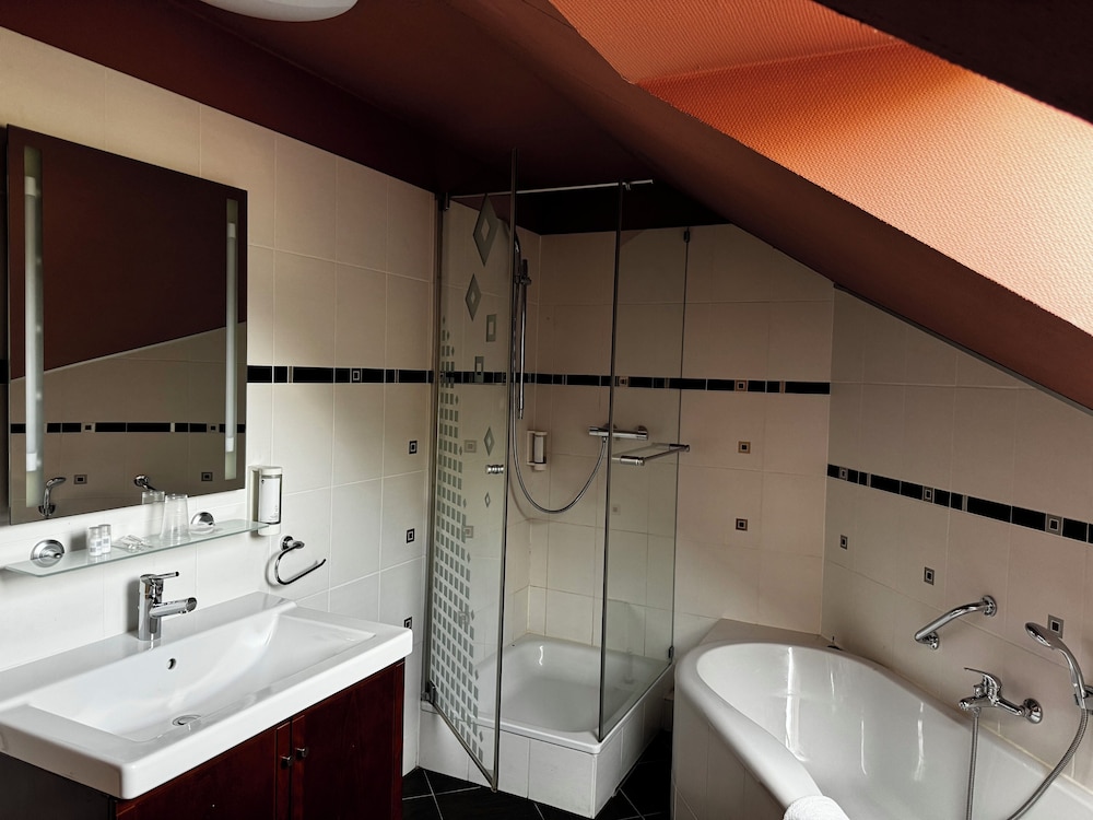 Standard Room, Multiple Beds (Triple Room) photo 2