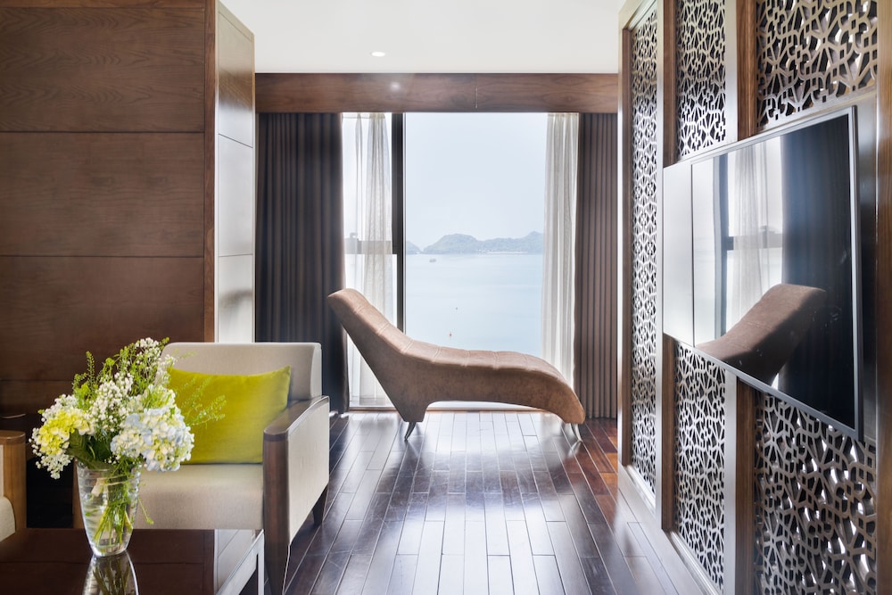Executive Suite - Photo 2