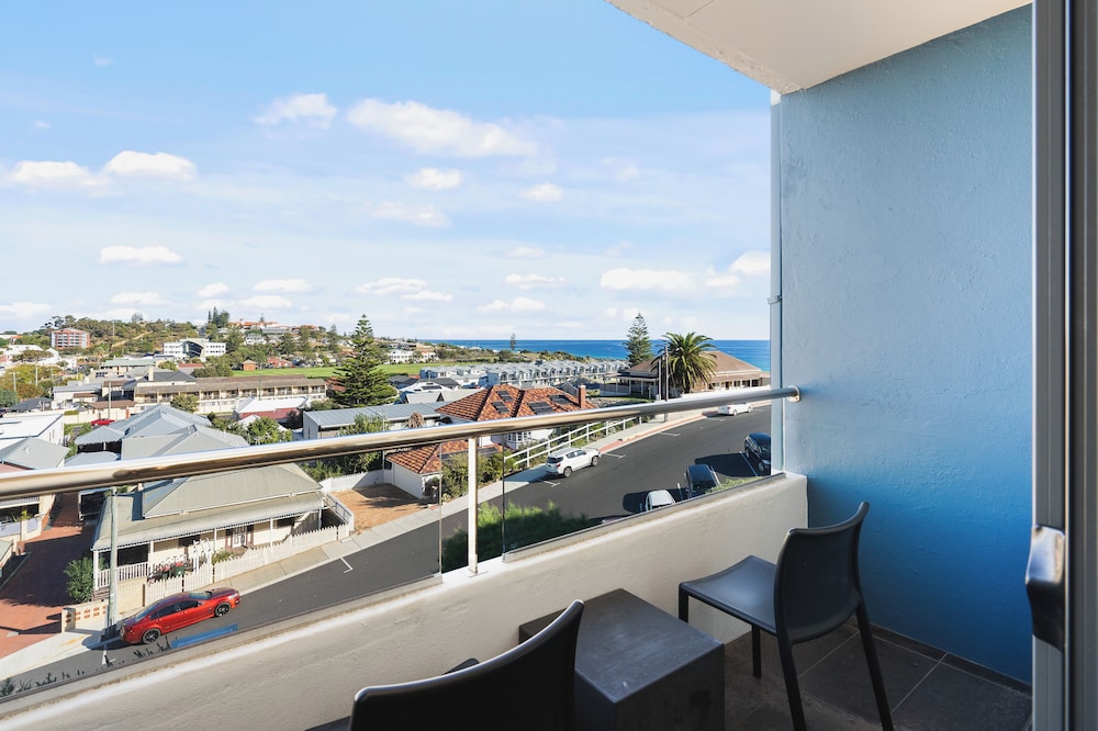 Deluxe Room, 1 King Bed, City View photo 2