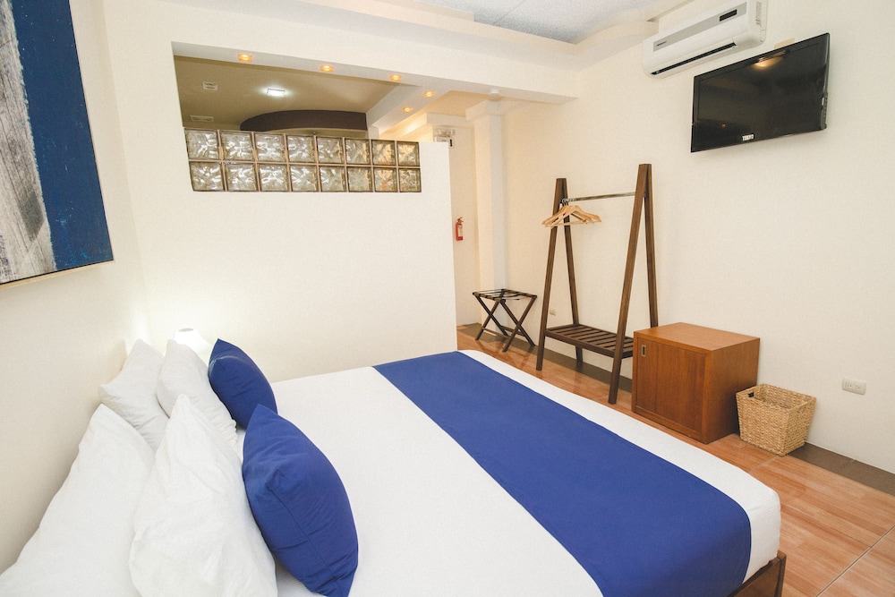 Deluxe Room, 1 Bedroom, Bathtub, Tower photo 3