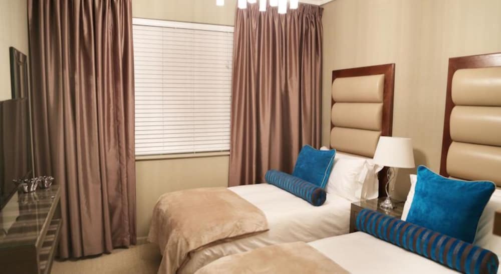 Luxury Two-Bedroom Apartment - Photo 13