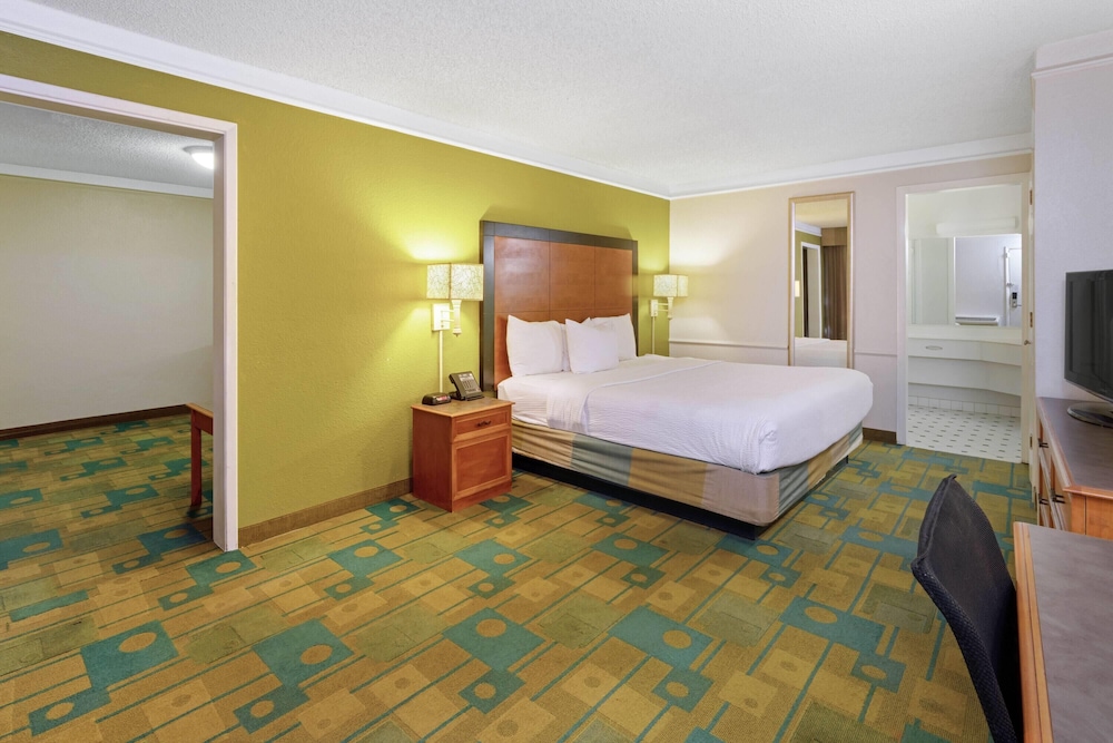 Suite, 1 King Bed, Non Smoking (One Bedroom) - Photo 3