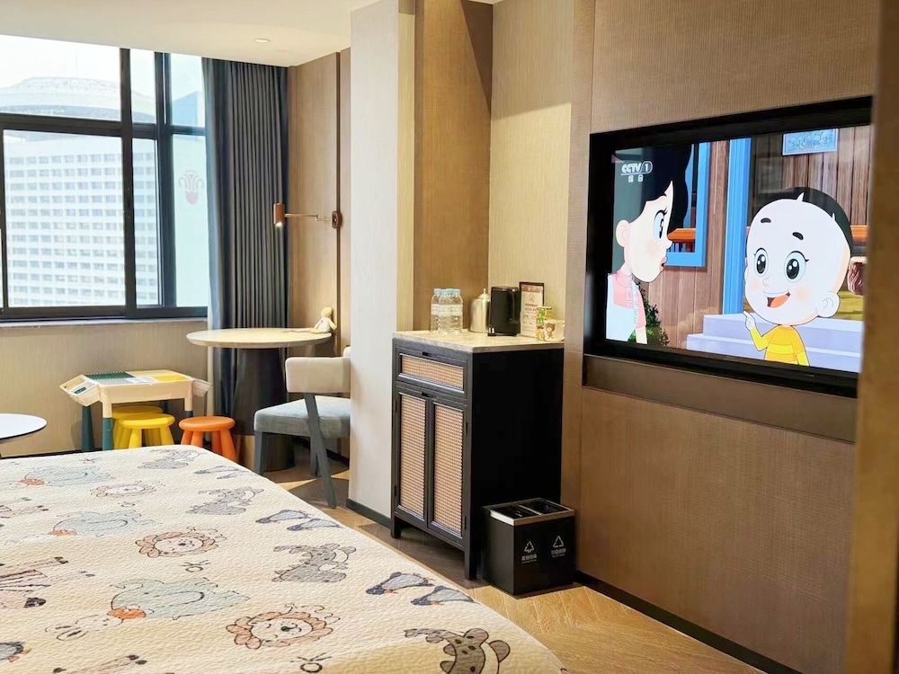 Deluxe VIP Family Friendly Double Room thumbnail 5