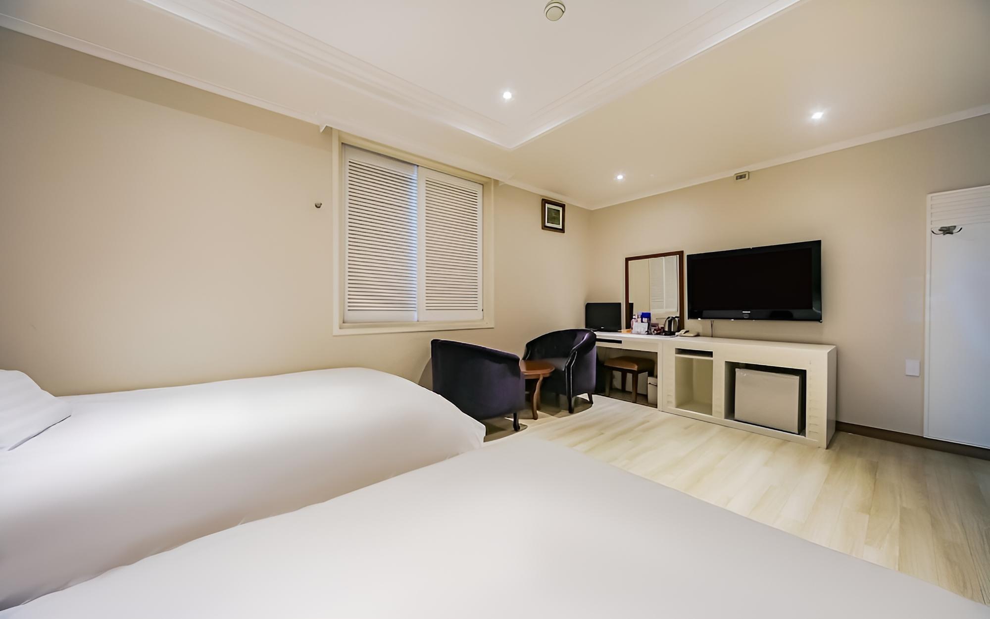 Room (VVIP Twin (Queen + Single Bed Hotel B) - Photo 5