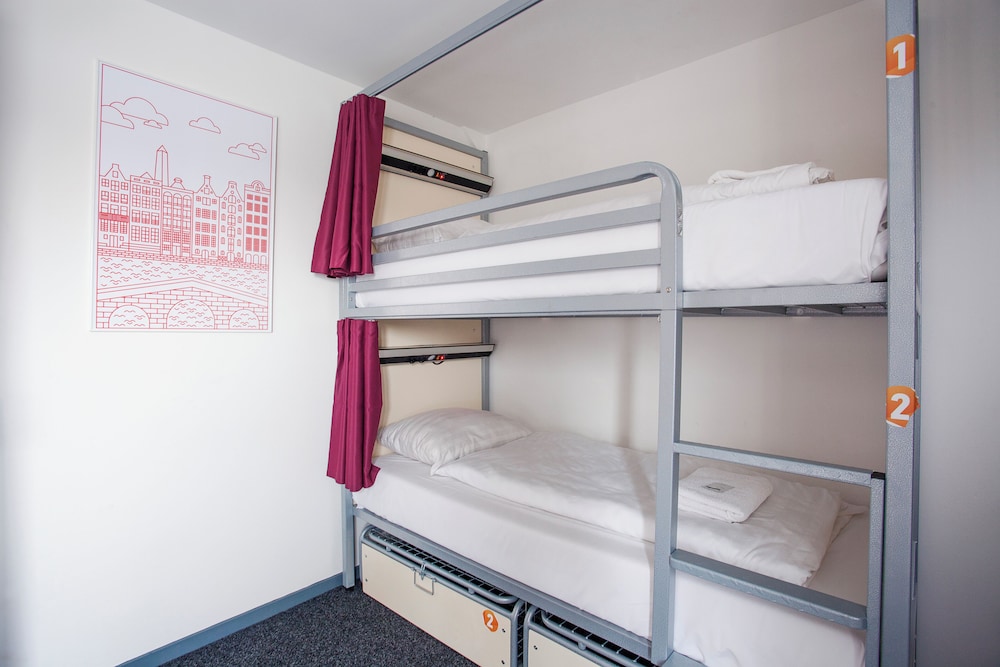 Bed in a 10-Person Superior  Dormitory Ensuite photo 3