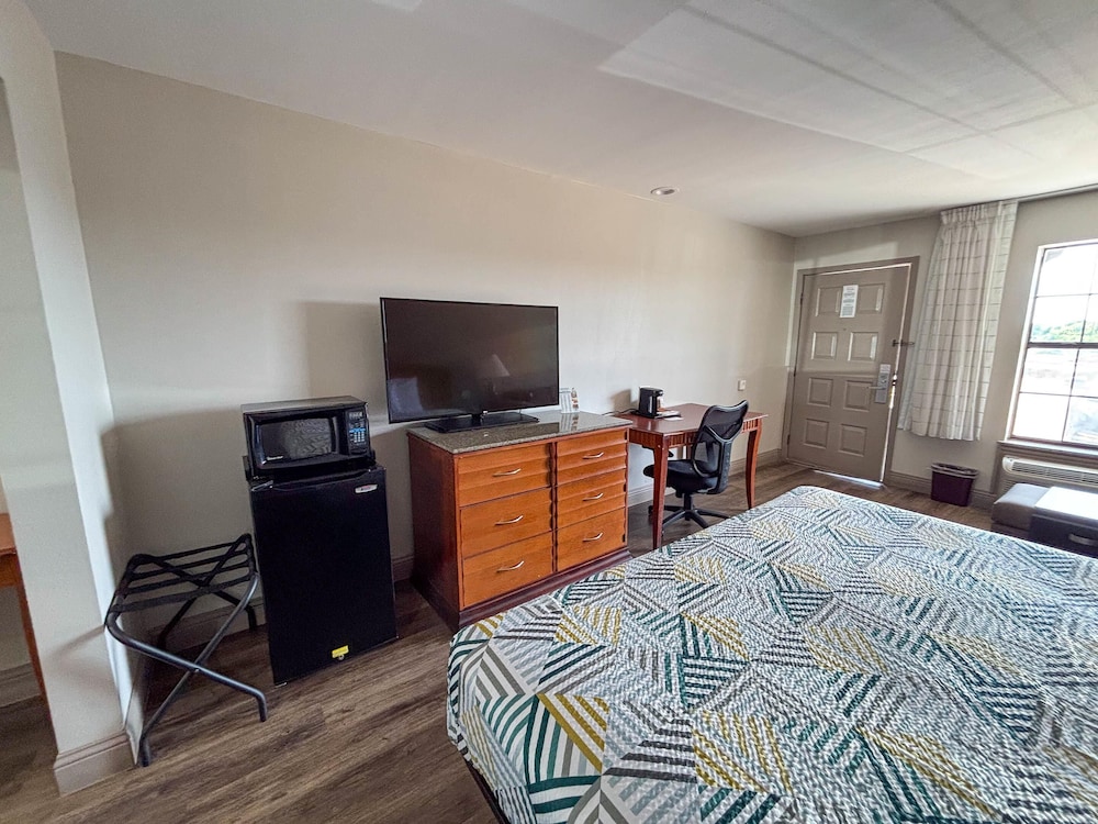 Standard Room, 1 King Bed, Non Smoking, Refrigerator & Microwave - Photo 3