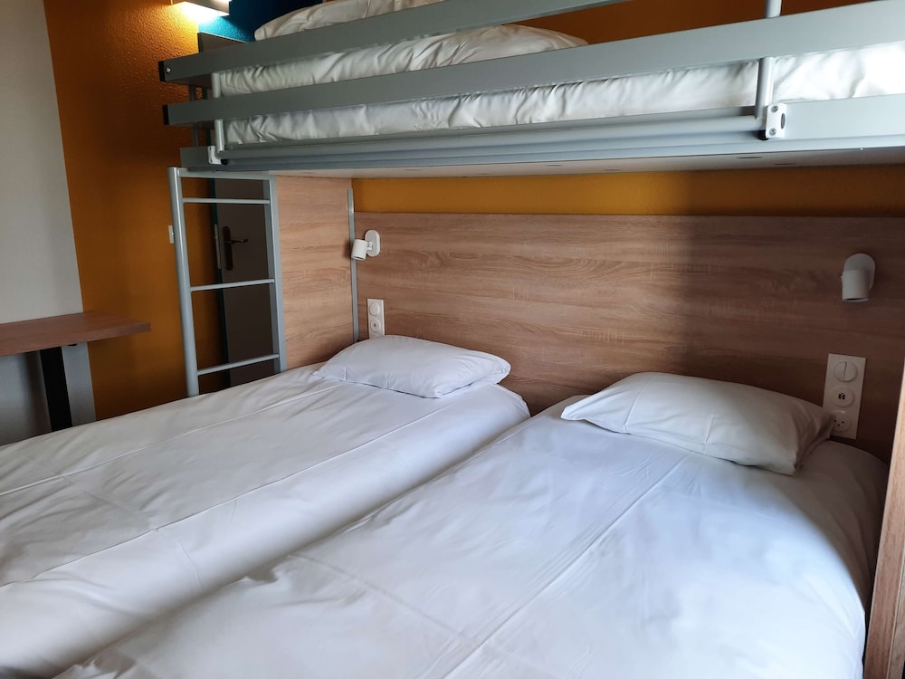 Standard Room, 3 Twin Beds - Photo 17