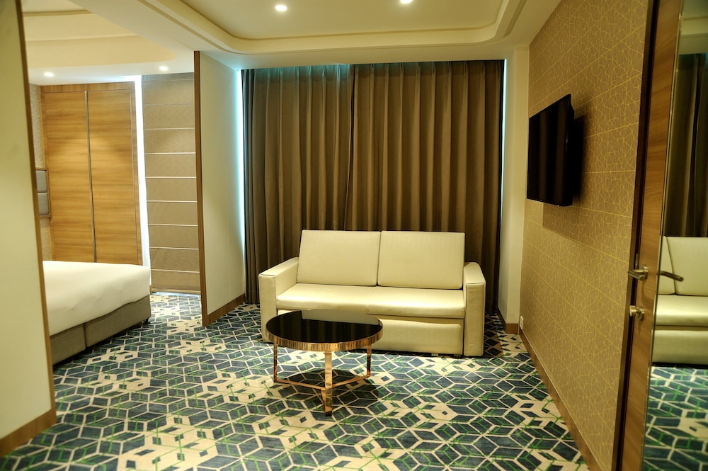 Suite, 1 Bedroom, Balcony (Balcony) - Photo 3