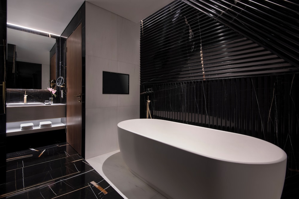 Executive Suite - Photo 4