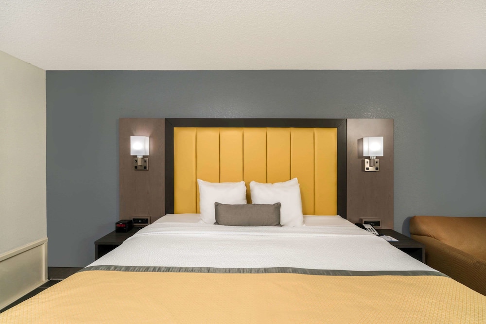 Room, 1 King Bed, Non Smoking - Photo 2